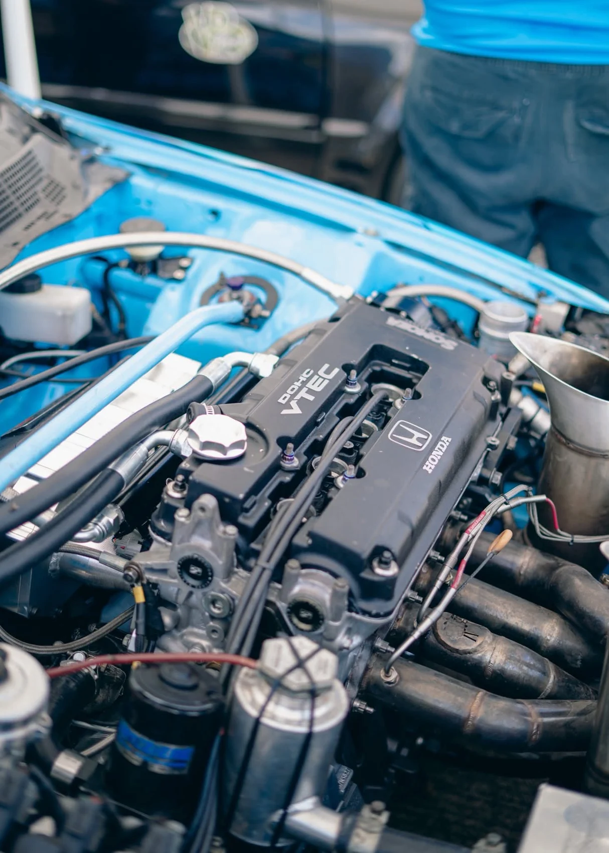Detalle de un motor Honda de alto rendimiento