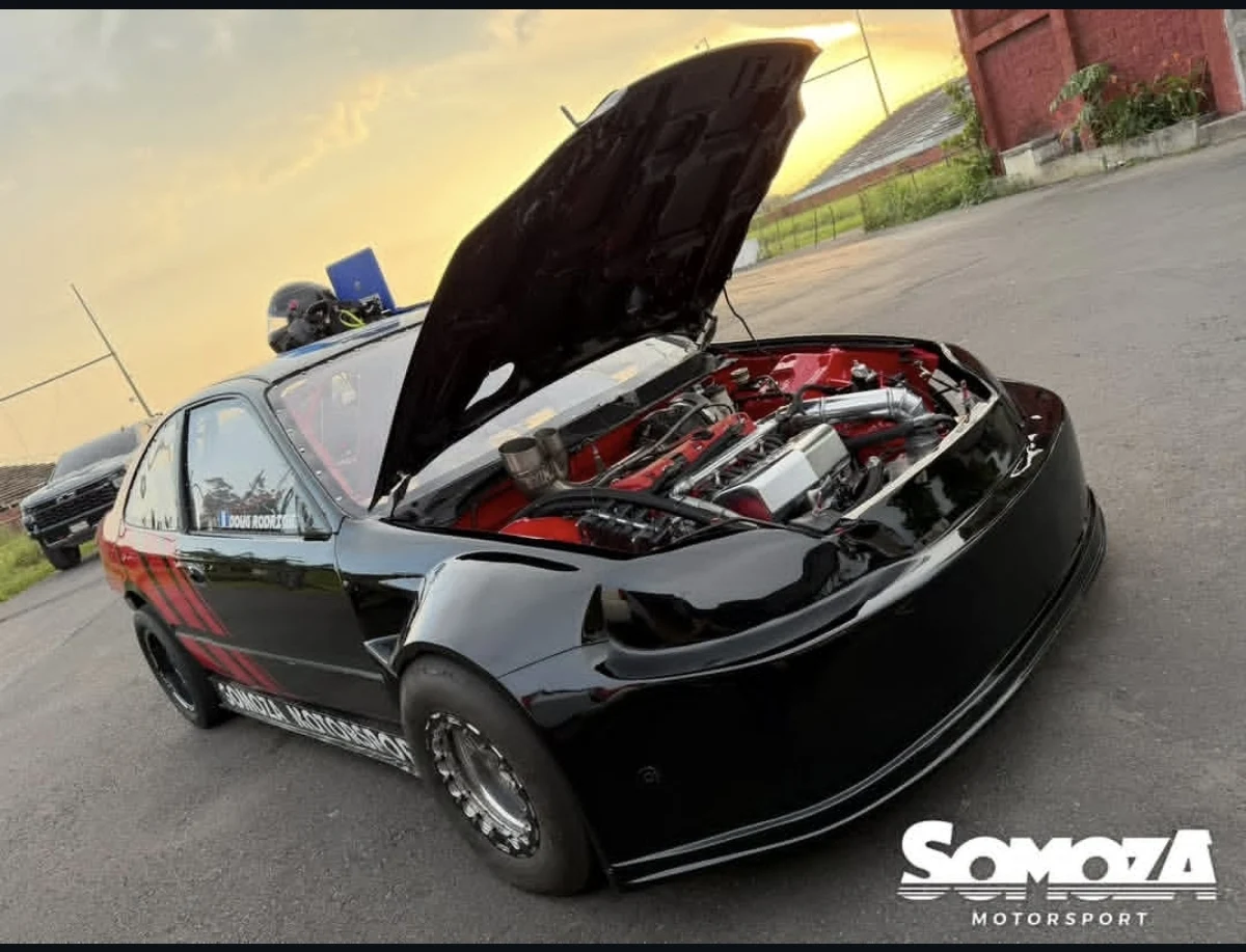 Carro de competición de Somoza Motorsport con el motor a la vista