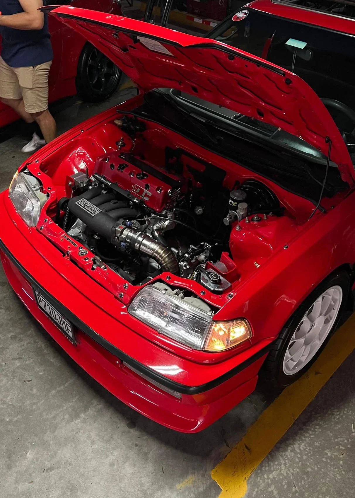 Honda rojo con su motor preparado