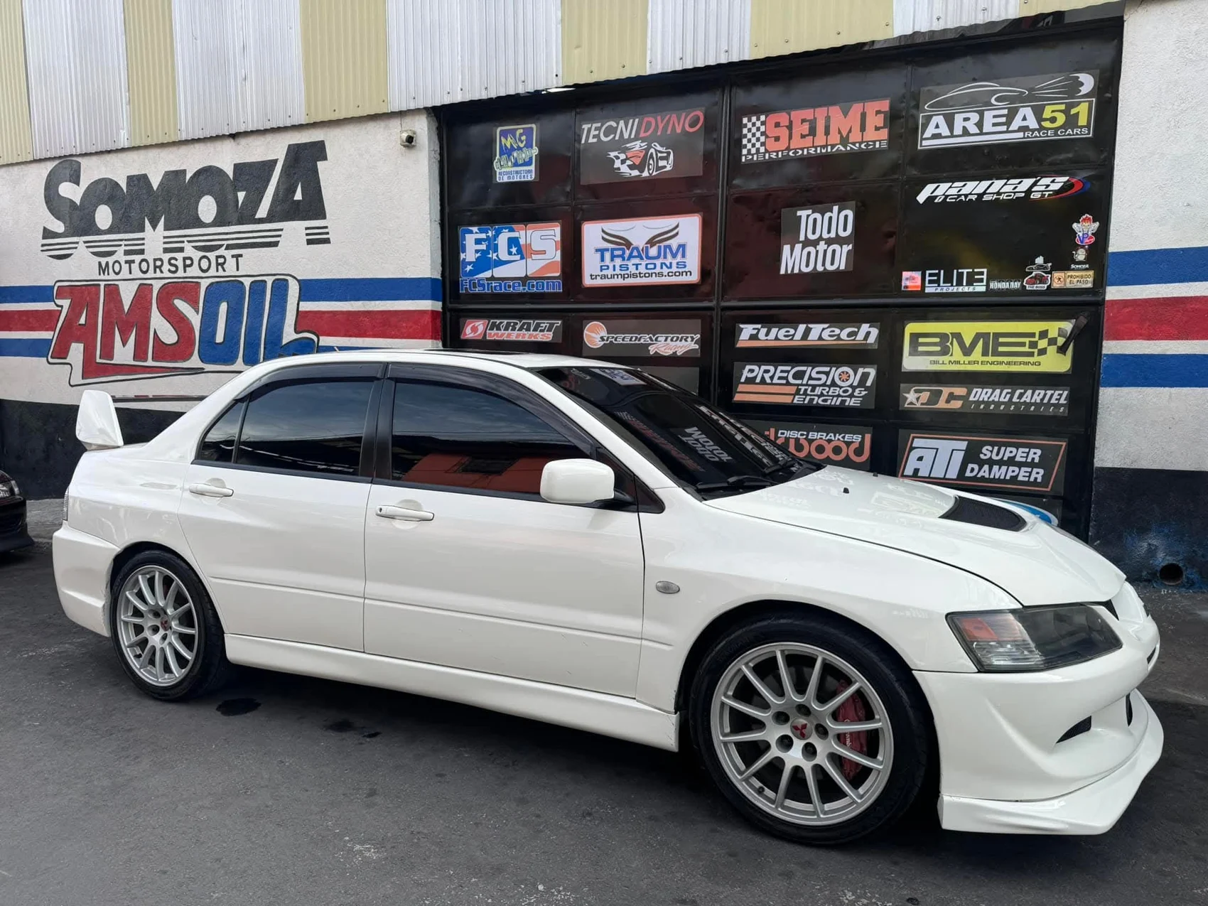 Mitsubishi blanco frente al taller Somoza