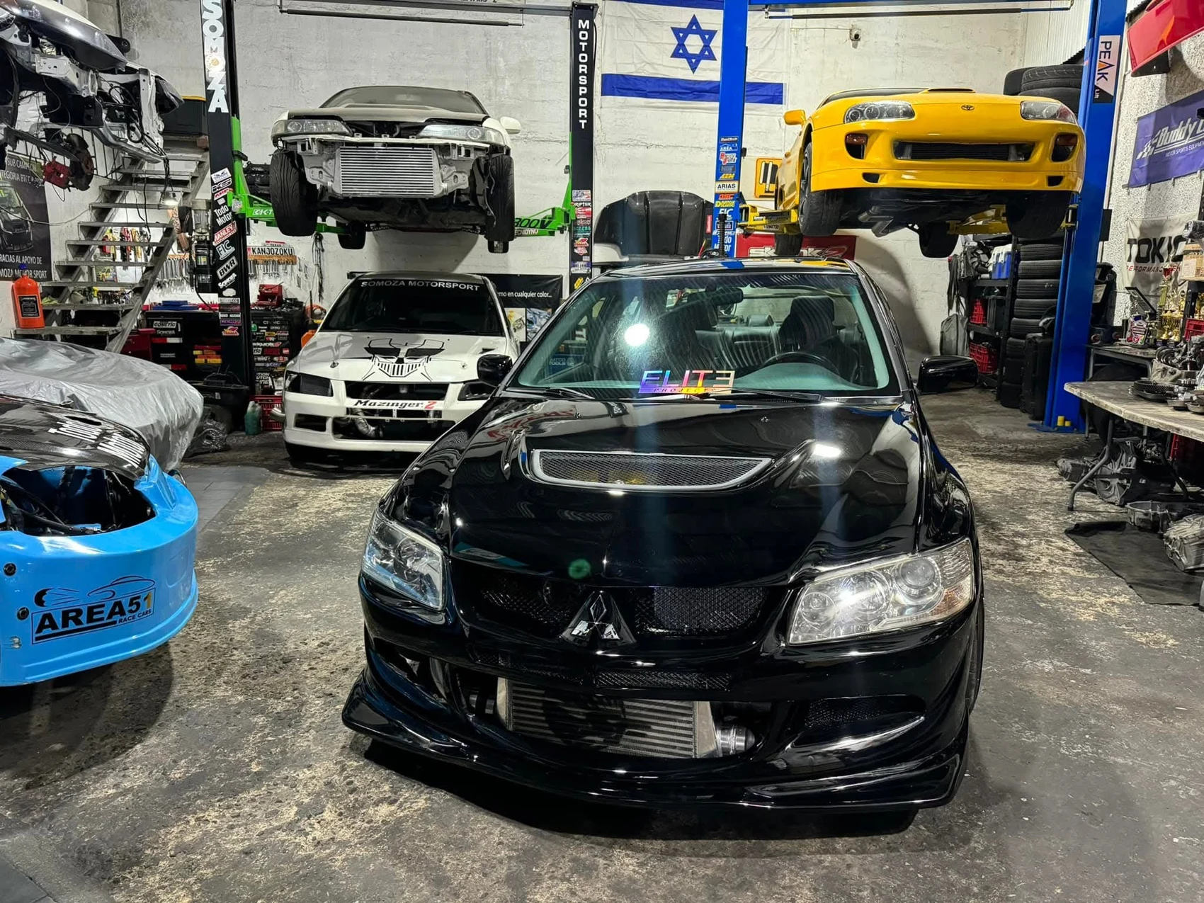 Taller Somoza con vehículos Mitsubishi y Toyota en preparación